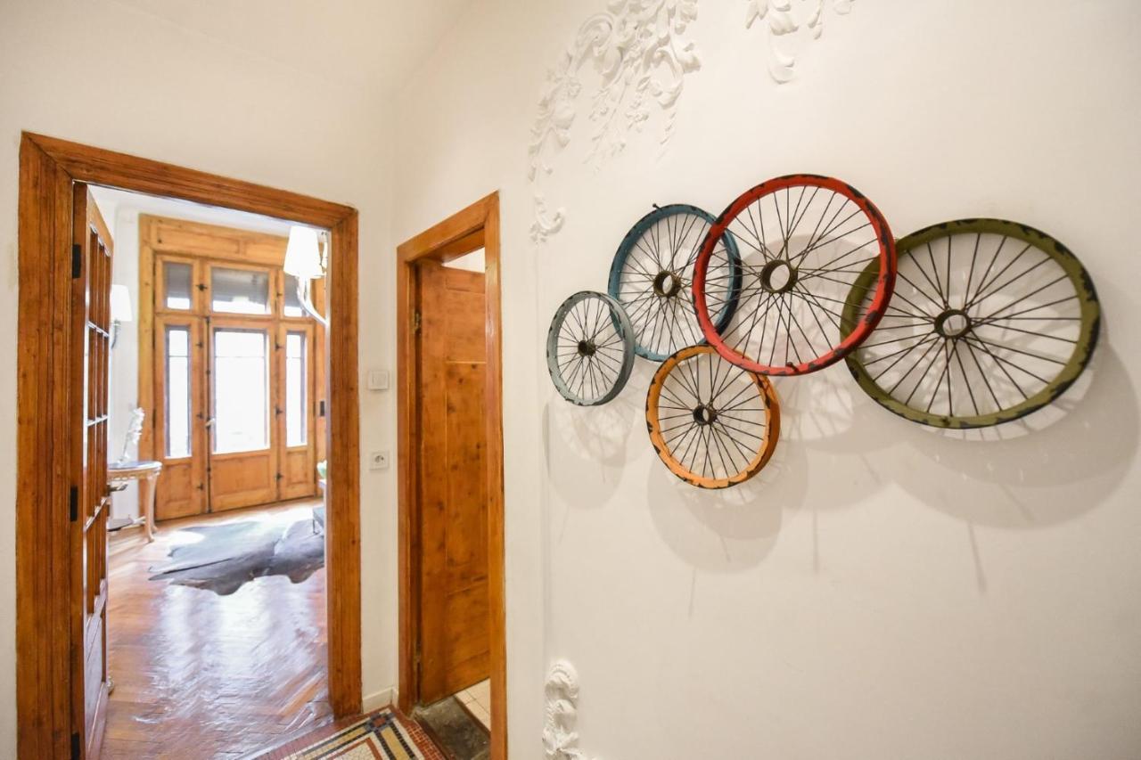 Vintage Elegance, Modern Comfort: 1Br Apartment Overlooking Calea Victoriei บูคาเรสต์ ภายนอก รูปภาพ