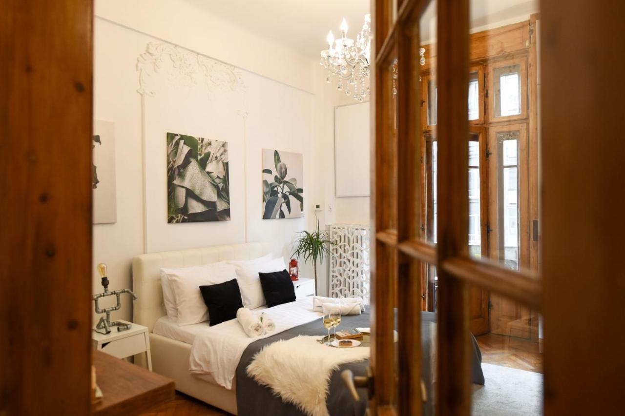 Vintage Elegance, Modern Comfort: 1Br Apartment Overlooking Calea Victoriei บูคาเรสต์ ภายนอก รูปภาพ