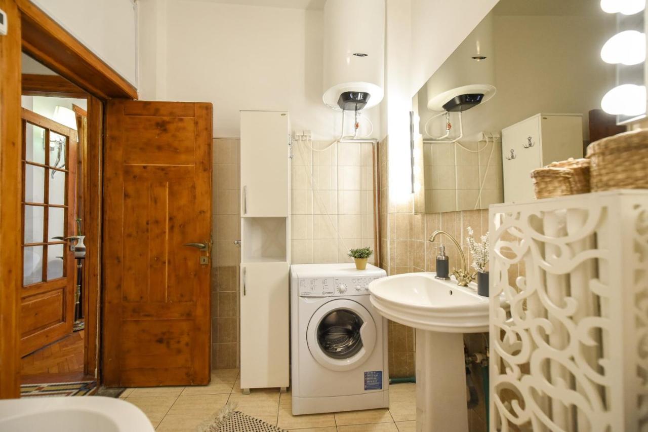 Vintage Elegance, Modern Comfort: 1Br Apartment Overlooking Calea Victoriei บูคาเรสต์ ภายนอก รูปภาพ